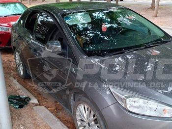 El ladrón que destrozó la ventanilla de un auto estacionado fue apresado tras un inmediato despliegue.