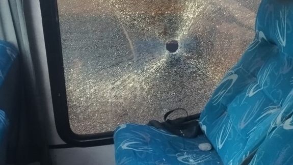 Así quedó la ventana del colectivo tras el piedrazo que tiró el joven detenido en Playa Unión, la villa balnearia de las afueras de Rawson.&nbsp;
