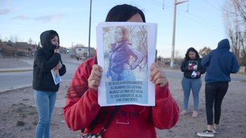 Familiares y amigos de la joven desaparecida protestaron este jueves en Rodhe y 1º de Mayo. Familiares y amigos de la joven desaparecida protestaron este jueves en Rodhe y 1º de Mayo.