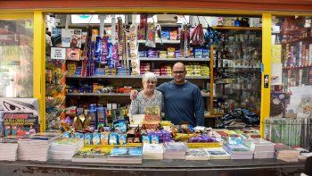 Dina Manestar junto a uno de sus hijos en el emblemático kiosco alvear