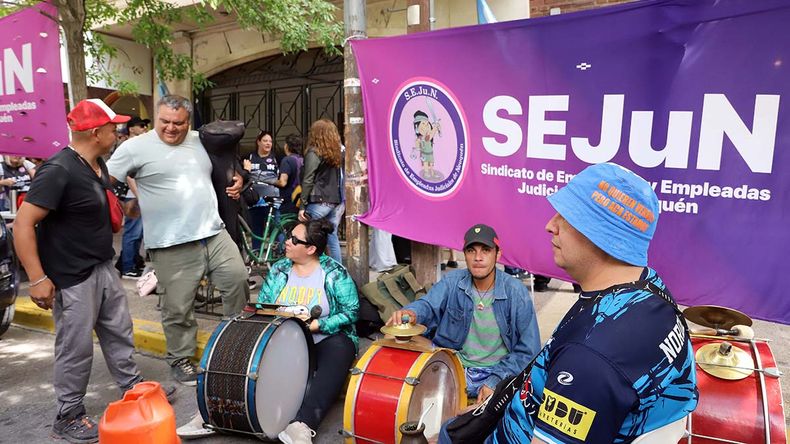 Incertidumbre por los salarios de los judiciales: postergaron la reunión entre SEJUN y TSJ | LM Neuquen Incertidumbre por los salarios de los judiciales: postergaron la reunión entre SEJUN y TSJ