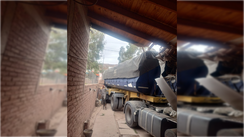 Así quedó el vehículo incrustado en la casa.