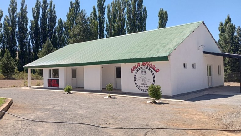 Un lugar soñado: apicultores de Villa del Nahueve ya tienen su sala de extracción de miel