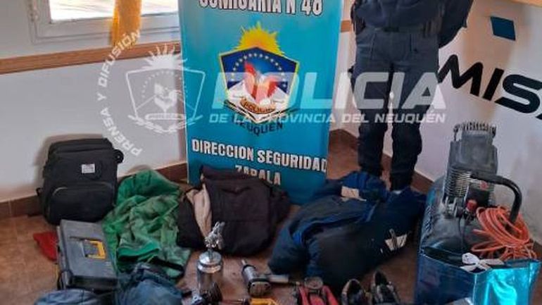 La Policía de Zapala logró recuperar varios de los elementos sustraídos por el delincuente. La Policía de Zapala logró recuperar varios de los elementos sustraídos por el delincuente.