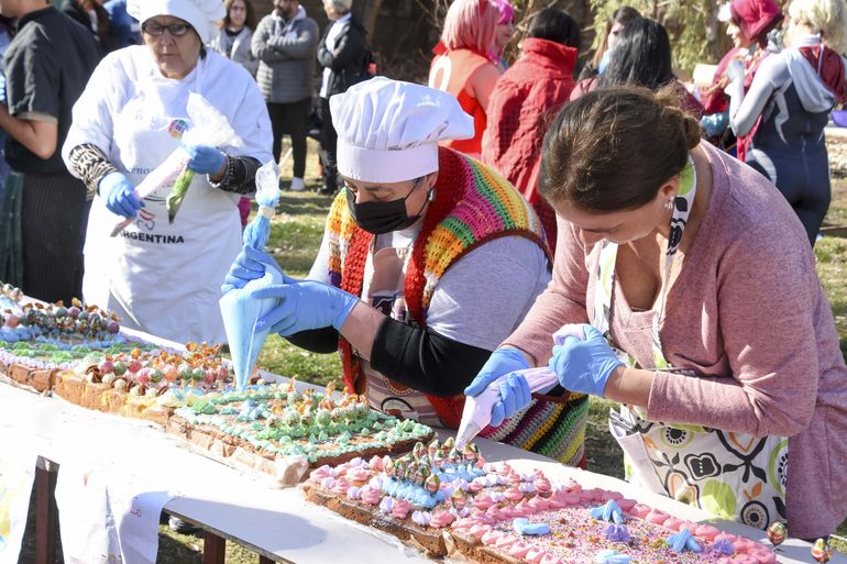 La torta de las infancias más larga del mundo será donada a comedores de Neuquén
