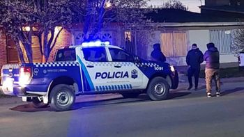 El operativo de la policía de Santa Cruz en la casa del ministro de Trabajo, donde se refugiaron los funcionarios que iban en la camioneta que chocó. El operativo de la policía de Santa Cruz en la casa del ministro de Trabajo, donde se refugiaron los funcionarios que iban en la camioneta que chocó.