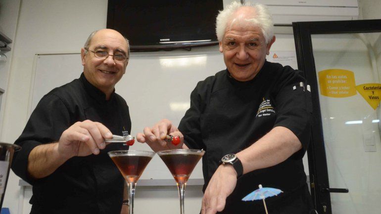 Tigrino y González vuelcan sus saberes a los nuevos bartenders.