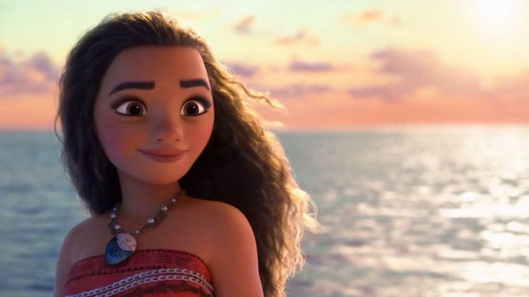 Moana toma distancia de las clásicas princesas y lucha por salvar al mundo mostrándose desafiante.