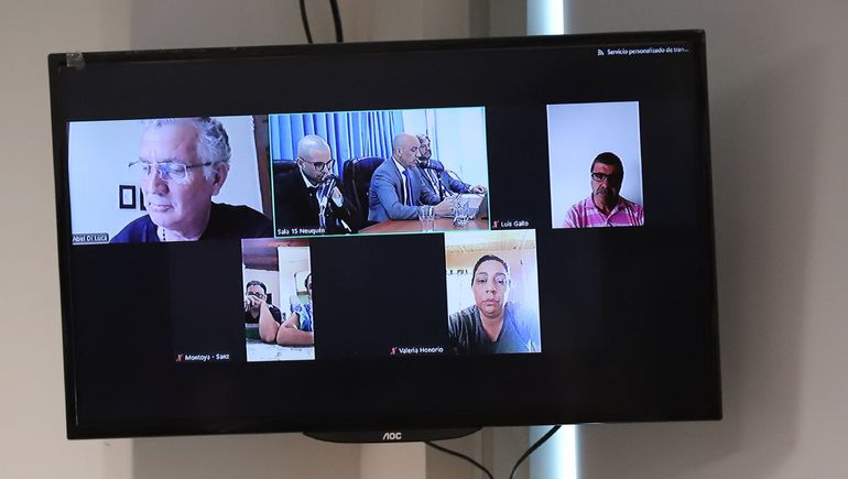 Algunos de los condenados por el juicio de los planes sociales siguieron el veredicto por zoom. Algunos de los condenados por el juicio de los planes sociales siguieron el veredicto por zoom.