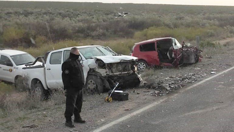 Ruta 151: quiso pasar a un camión y chocó de frente contra un auto