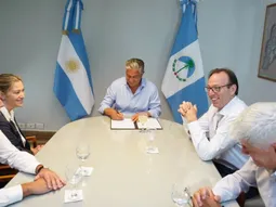 Figueroa y las autoridades de Shell sellaron el acuerdo. Figueroa y las autoridades de Shell sellaron el acuerdo.