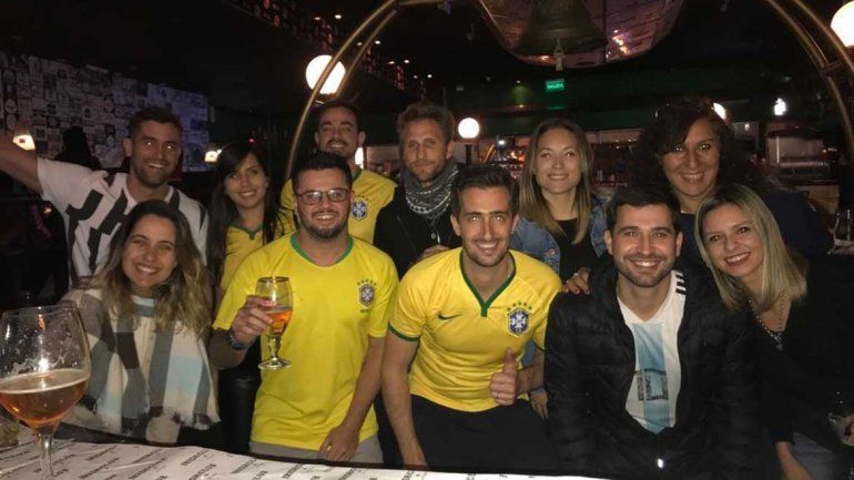 El loco y solitario festejo de cuatro brasileros en un bar neuquino