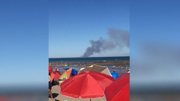 Turistas sorprendidos en la playa por un incendio