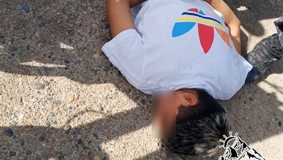 El delincuente que robó una billetera del interior de un vehículo fue detenido después de gastar 10 mil pesos en un comercio.