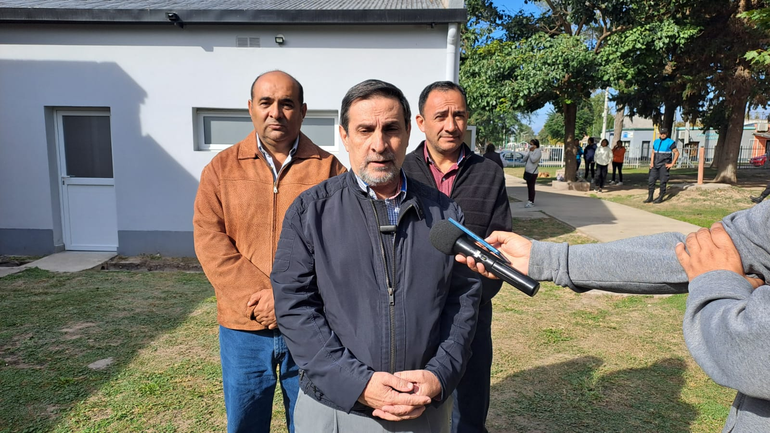 El ministro visitó el hospital donde algunos estudiantes estaban en observación. El ministro visitó el hospital donde algunos estudiantes estaban en observación.