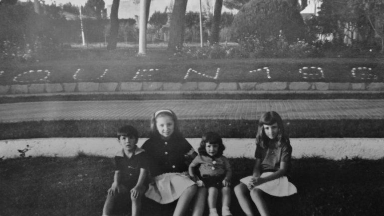 Los cuatro descendientes de Mario y María, en la vereda de la gobernación del Neuquén, en la década del 60.