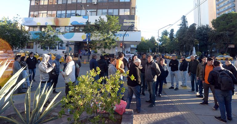 Los taxistas se manifestaron en diferentes puntos de la ciudad. Los taxistas se manifestaron en diferentes puntos de la ciudad.
