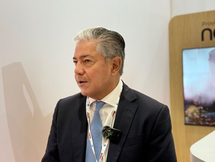 El gobernador neuquino, Rolando Figueroa, le entreg&oacute; la nota al ministro de Econom&iacute;a, Luis Caputo.