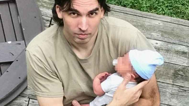 Steven, de 42 años, con su bebé de cinco meses en brazos. El pequeño lo tuvo con su hija mayor, Katie, a la que estuvo casi 20 años sin ver.