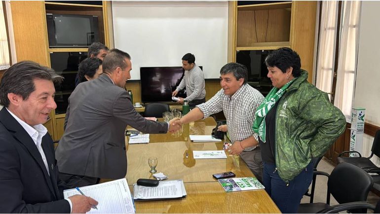 Carlos Quinrtiqueo y el secretario de Gobierno, Jorge Tobares. Carlos Quinrtiqueo y el secretario de Gobierno, Jorge Tobares.