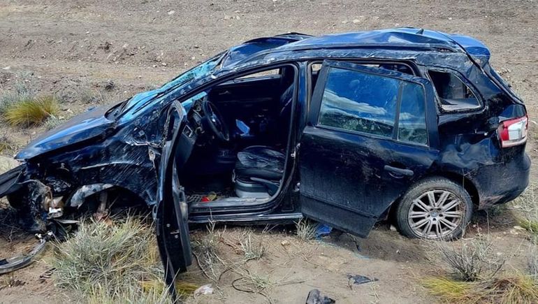 Quiso esquivar un fardo de pasto en plena Ruta 40 y volcó