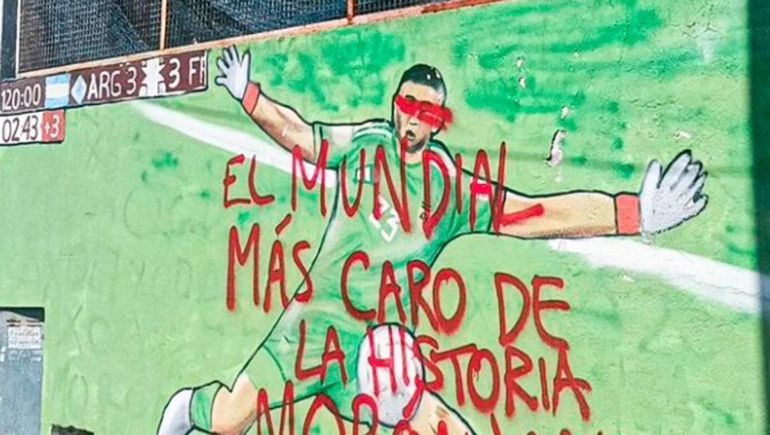 Aparecieron fuertes pintadas contra Chiqui Tapia con Messi, De Paul y Dibu Martínez como protagonistas