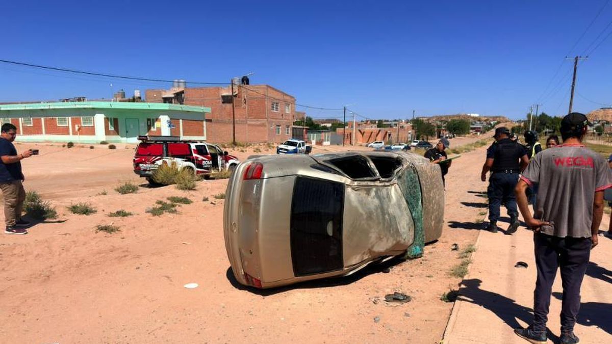 El autovuelco fue muy violento y el vehículo terminó con múltiples daños.