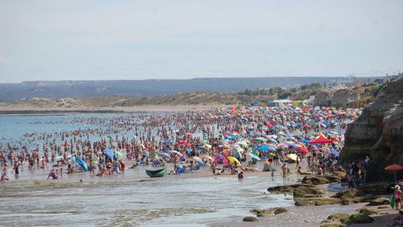 Con 37° de máxima en Las Grutas, la gente ayer se volcó a la playa.&nbsp;
