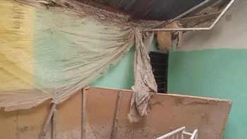 Tras desplomarse, el cielorraso bloqueó los accesos a cuatro departamentos del último piso del edificio de Las 1008, en Comodoro Rivadavia. Tras desplomarse, el cielorraso bloqueó los accesos a cuatro departamentos del último piso del edificio de Las 1008, en Comodoro Rivadavia.