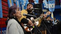 Marité Berbel cantando el himno completo de Neuquén. / Fotos y video: María Isabel Sánchez Marité Berbel cantando el himno completo de Neuquén. / Fotos y video: María Isabel Sánchez