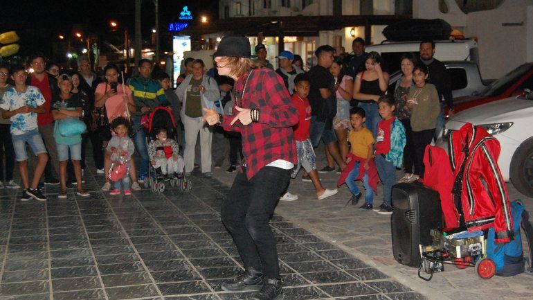 Michael Jackson fascina en la noche de Las Grutas
