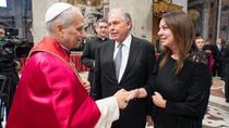gerardo werthein y sandra pettovello representaron a javier milei en el vaticano: ¿que le regalaron al papa?
