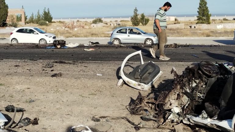 Tras el impacto entre el taxi y una camioneta que remolcaba a otra por la Doble Trocha de Chubut los vehículos quedaron con destrucción total.  