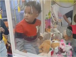 El niño quedó atrapado en la máquina de peluches y los testigos grabaron el video del insólito momento. El niño quedó atrapado en la máquina de peluches y los testigos grabaron el video del insólito momento.