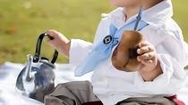 soy argento: santino prepara su primer mate con las instrucciones de mama