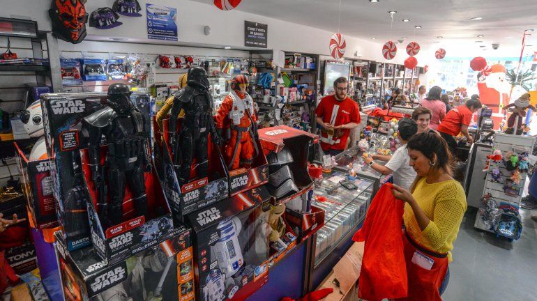 Héroes del cine, ropa de verano y zapatillas, los elegidos para el arbolito