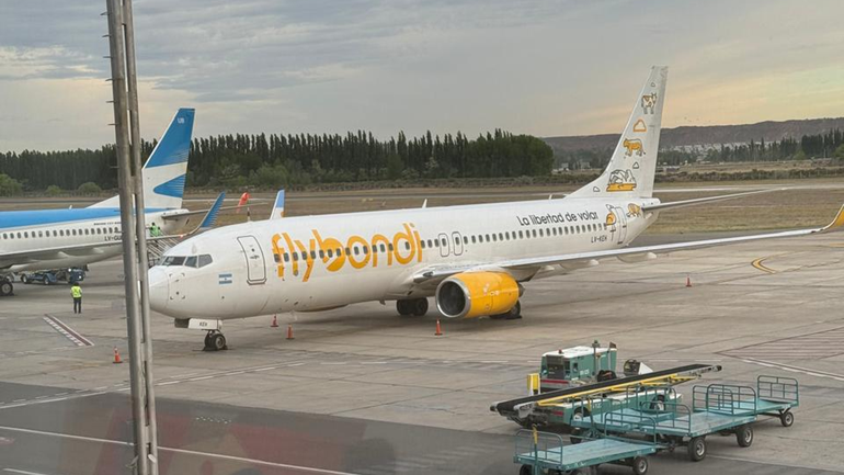 El avión de Flybondi en el aeropuerto de Neuquén