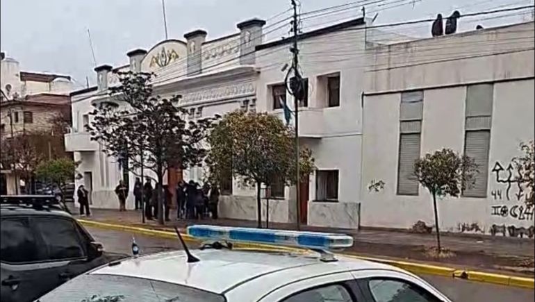 Un numeroso grupo de policías participaba en el allanamiento al Municipio de Allen. Se pudo observar a varias personas sobre el techo del edificio. 