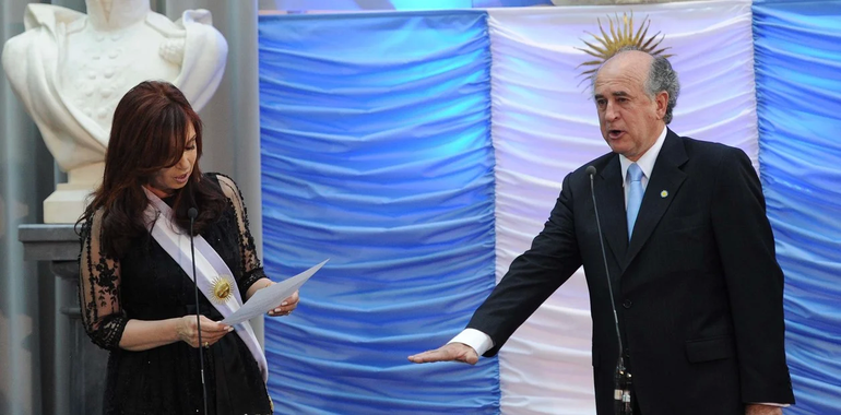 Oscar Parrilli, miembro informante por el oficialismo durante la privatización de YPY y hoy senador de la Nación. Oscar Parrilli, miembro informante por el oficialismo durante la privatización de YPY y hoy senador de la Nación.