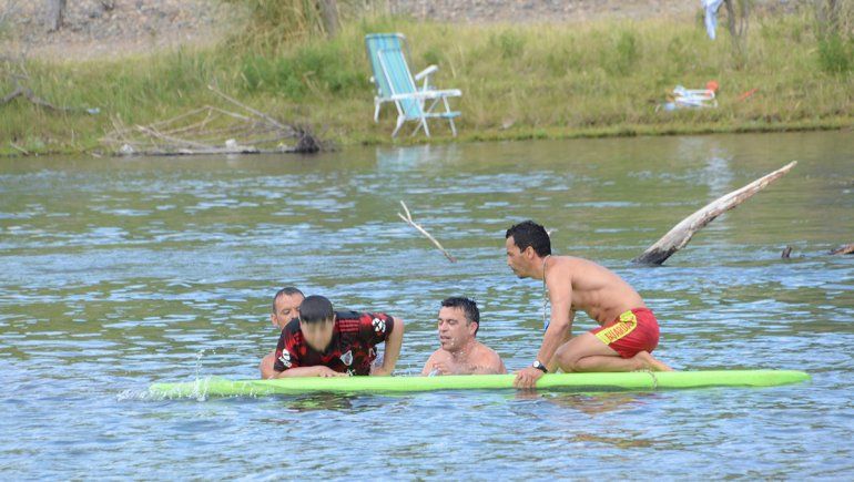 Hubo 59 rescates por semana en la costa del Limay