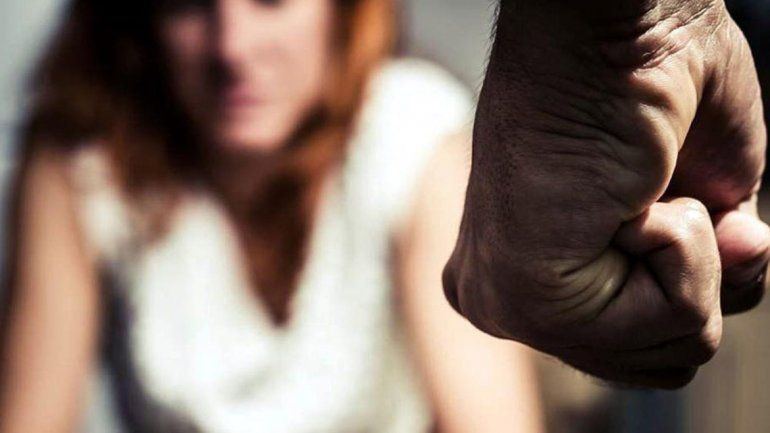 La amenazó, la cortó con un cuchillo y quedó libre