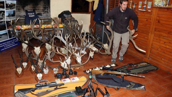 Todos los trofeos y los elementos de caza fueron secuestrados por la Brigada Rural de Junín.
