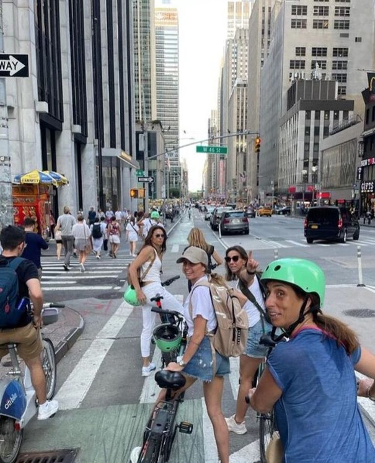 Gaby recorrió Manhattan en bicicleta junto a Gisela Dulko, Paula Pollono y Florencia Labat. Acá, pedaleando por Midtown. Gaby recorrió Manhattan en bicicleta junto a Gisela Dulko, Paula Pollono y Florencia Labat. Acá, pedaleando por Midtown.