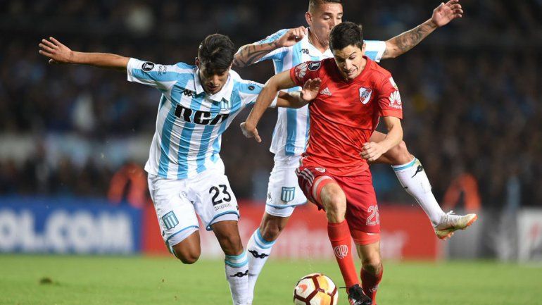 Con uno más, Racing no pudo con River  y empataron sin goles
