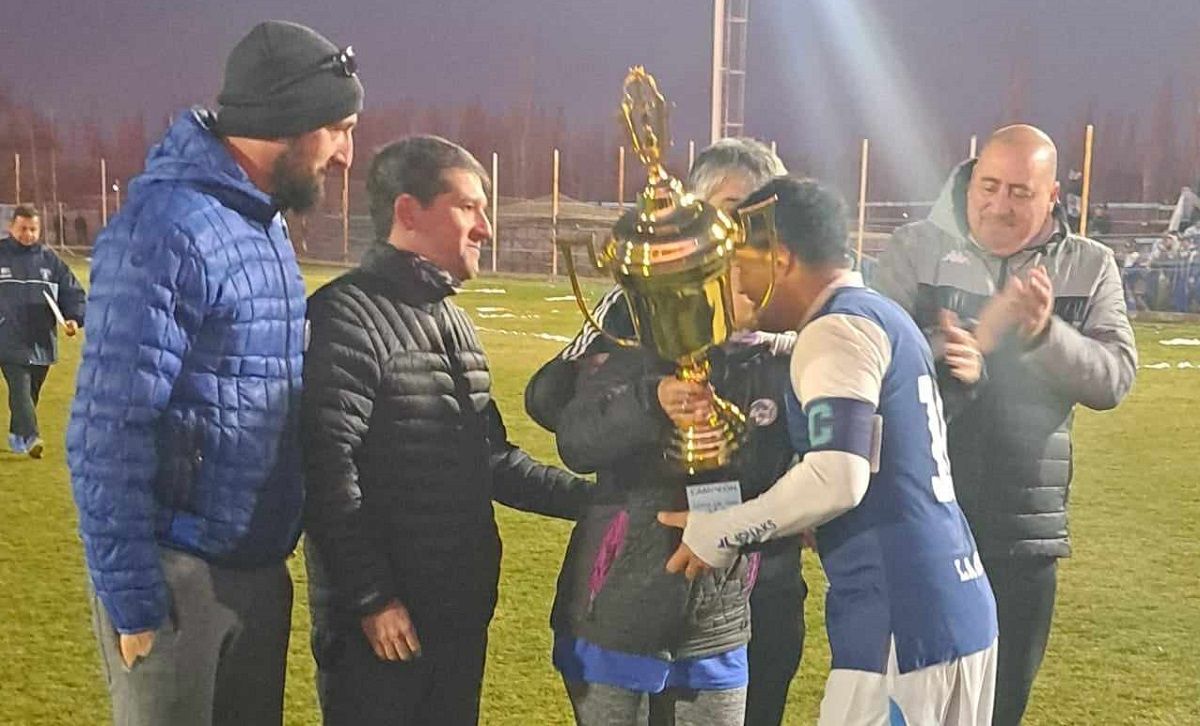 La familia Caliani le entregó a Kevin Guajardo, capitán de La Amistad, el trofeo con el nombre de Juan.&nbsp;
