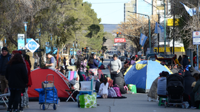 Los partidos políticos coraban las calles de Neuquén. Después armaron una cooperativa para recibir fondos de la paz social.