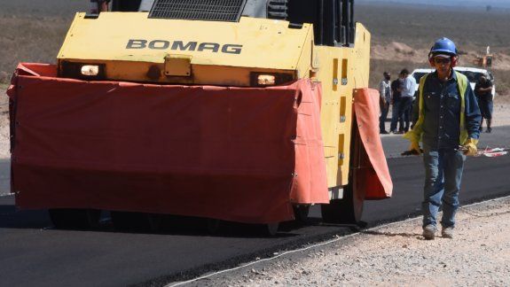 Avanza la pavimentación de la Ruta del Petróleo