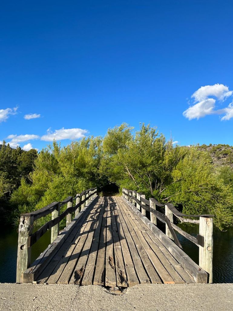 Un puente sobre el lago Pulmarí, en las inmediaciones de la hostería Piedra Pintada Un puente sobre el lago Pulmarí, en las inmediaciones de la hostería Piedra Pintada