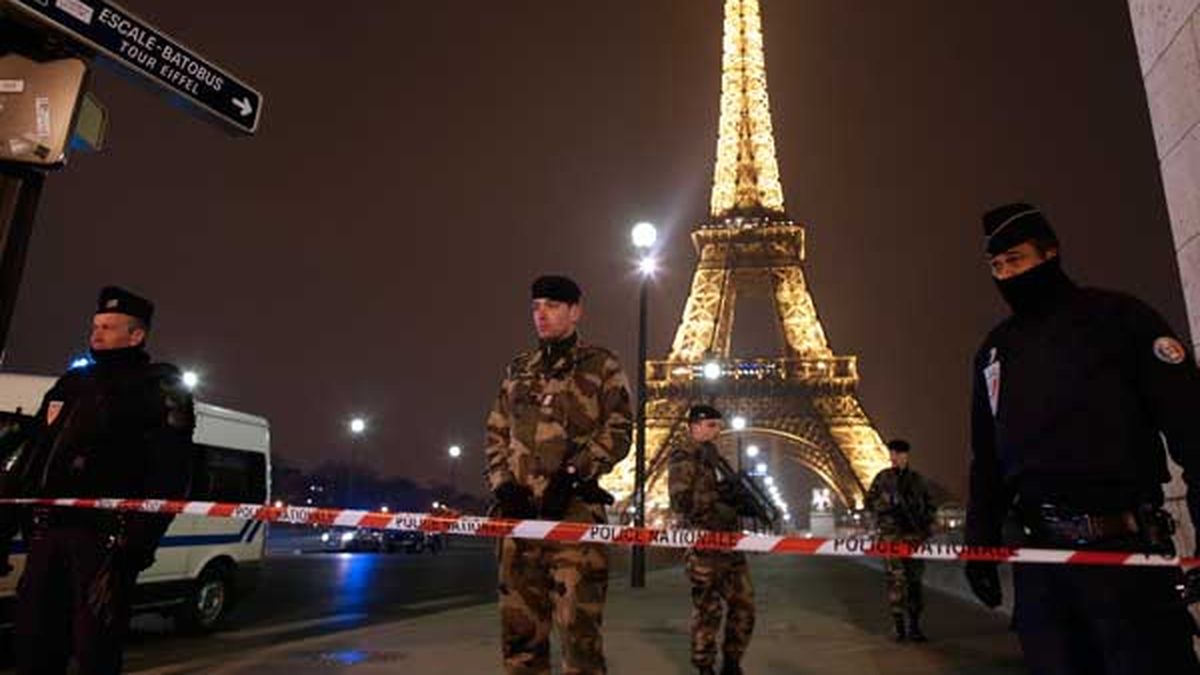 Evacuaron la Torre Eiffel por una alerta de bomba