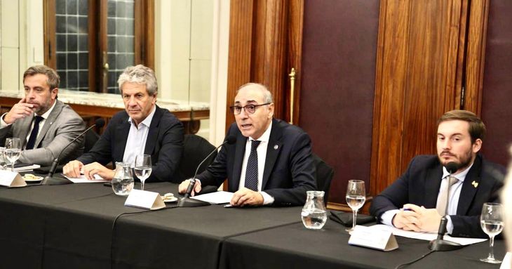 El anfitrión, Miguel Simioni (tercero de la izquierda), con el titular del. ARCA, Juan Pazo, en la presentación a empresas y dirigentes. El anfitrión, Miguel Simioni (tercero de la izquierda), con el titular del. ARCA, Juan Pazo, en la presentación a empresas y dirigentes.